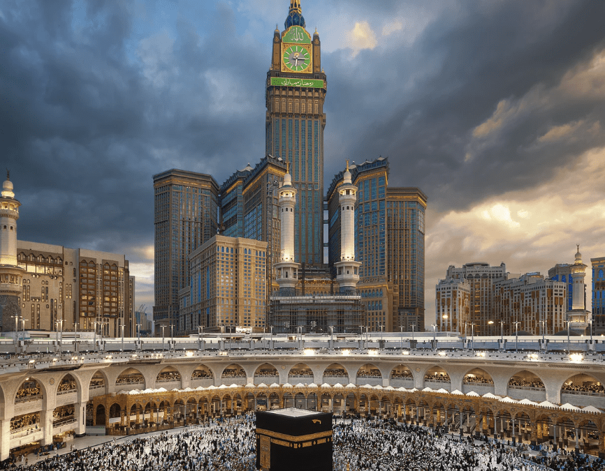 Vista panorámica de la Kaaba en La Meca con peregrinos y la torre del reloj al fondo