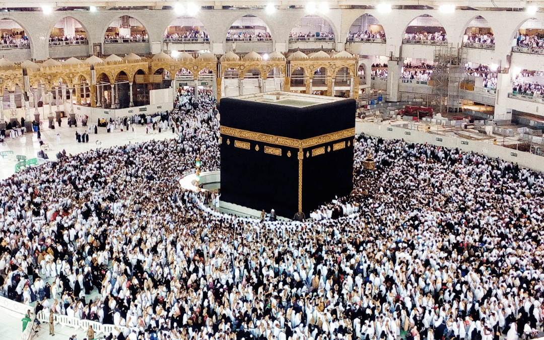 Vista panorámica de la Kaaba en La Meca, rodeada de musulmanes realizando el Tawaf durante su adoración.