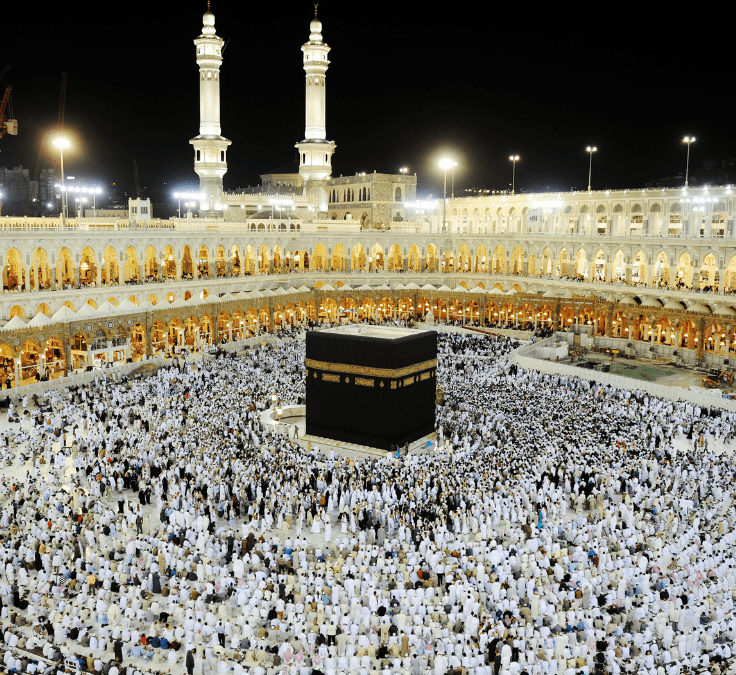 Peregrinos alrededor de la Kaaba en La Meca representando el Salat en comunidad