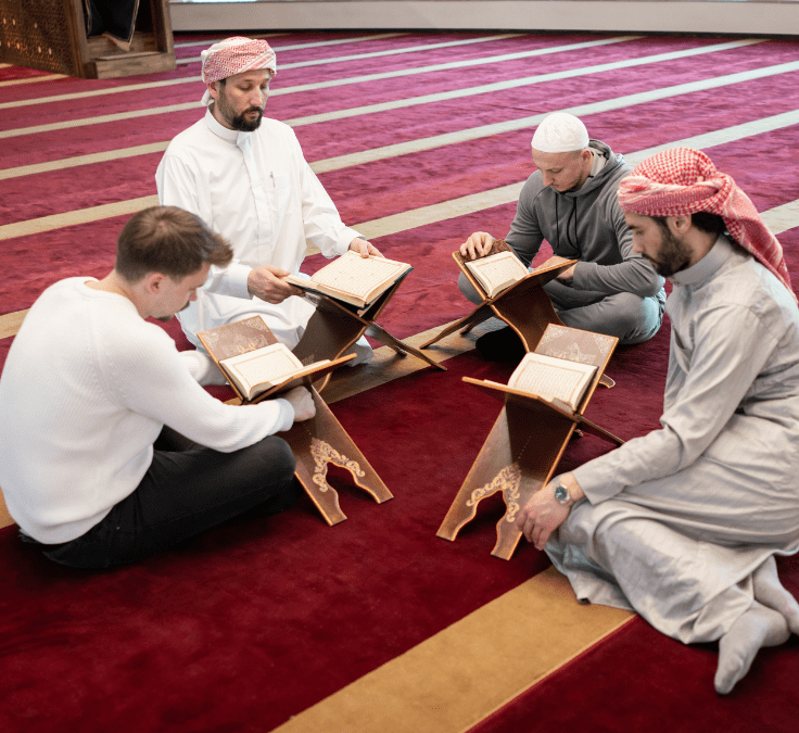 Hombre pronunciando la Shahada junto a tres musulmanes durante su conversión al Islam