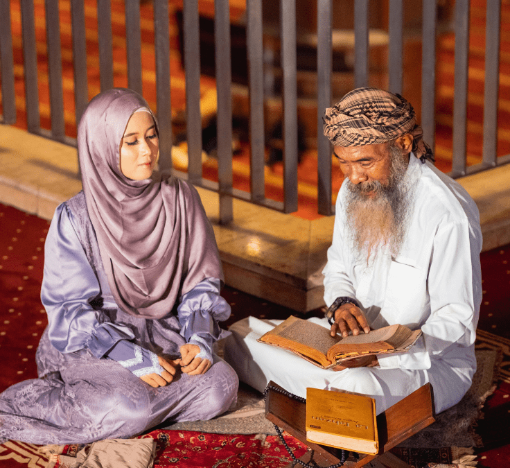 Mujer recitando la Shahada junto a un imam en una mezquita con el Corán