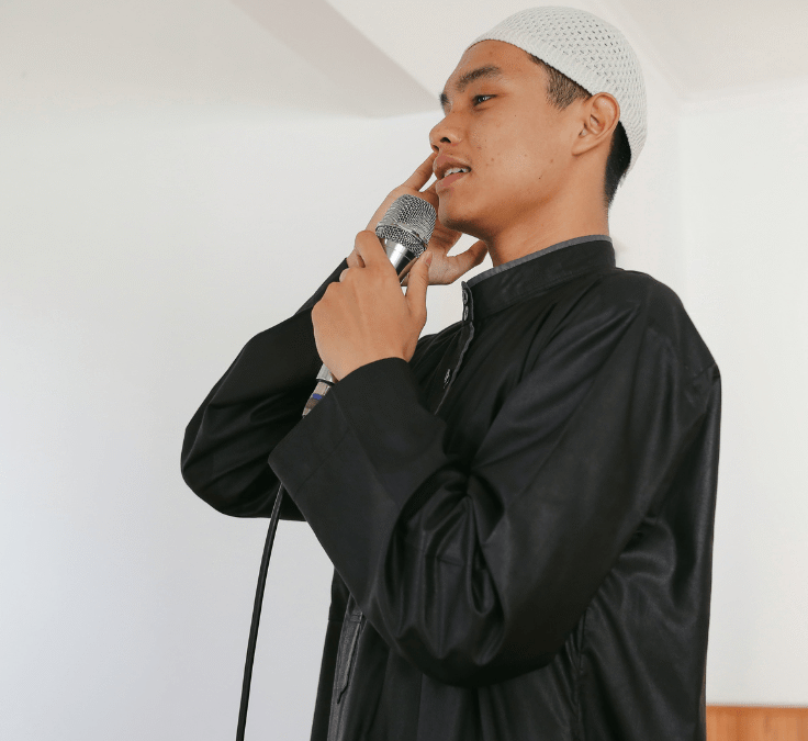 Imam realizando el adhan, llamada a la oración del Salat