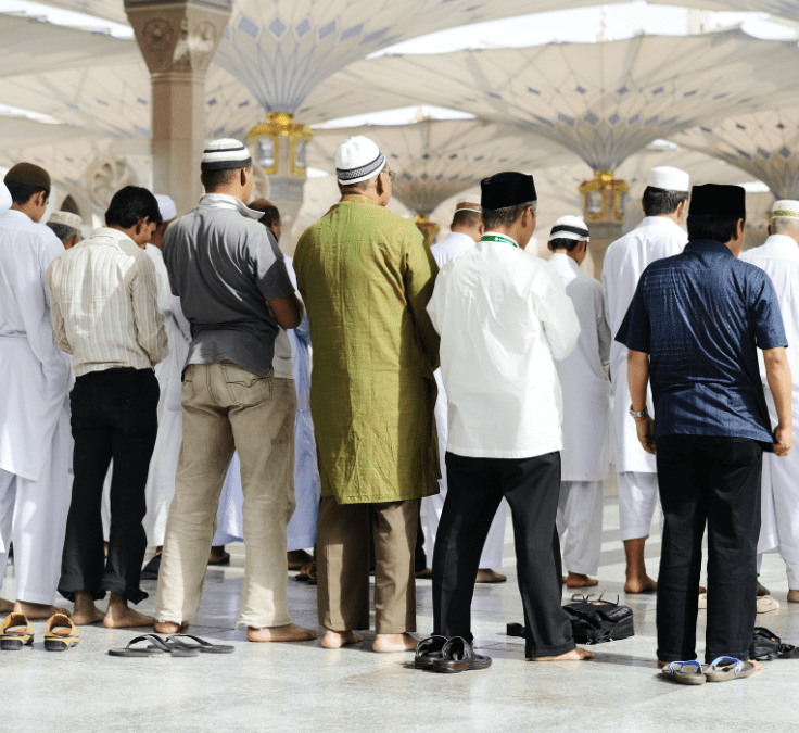 Musulmanes rezando en congregación en una mezquita realizando el Salat