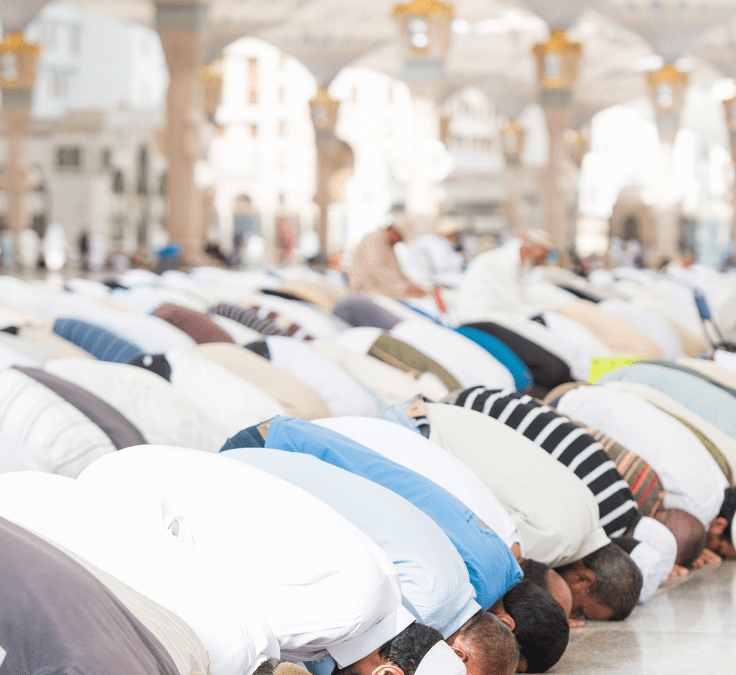 Musulmanes rezando en congregación en una mezquita realizando el Salat