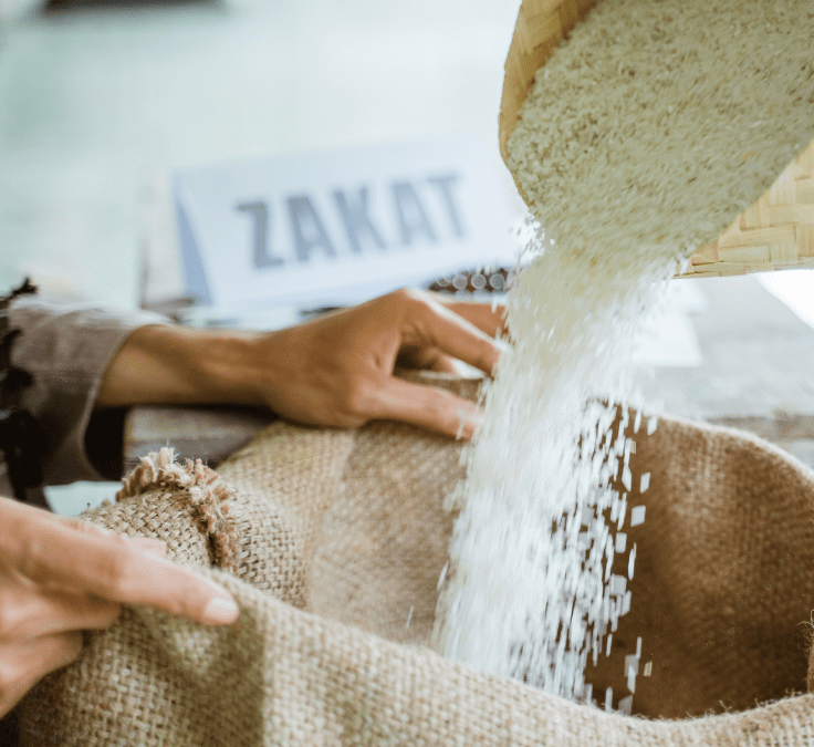 Manos entregando arroz como donación representando el Zakat en el Islam