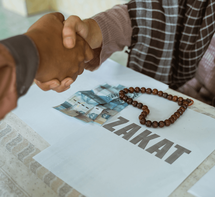 Dos manos entregando dinero con la palabra Zakat visible, simbolizando el momento del pago