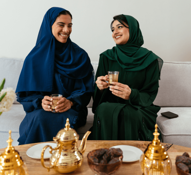 Dos mujeres musulmanas rompiendo el ayuno y tomando té durante el iftar