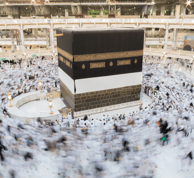 Peregrinos realizando el tawaf alrededor de la Kaaba en La Meca durante el Hajj