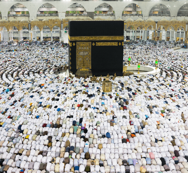 Peregrinos postrándose en oración alrededor de la Kaaba durante el Hajj