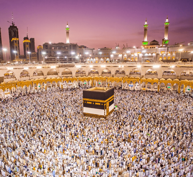 Vista aérea de la Kaaba en La Meca al atardecer representando el Adhān