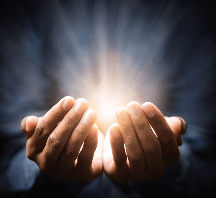 Manos levantadas en duʿā con una luz brillante en el centro simbolizando el significado espiritual de la Qibla