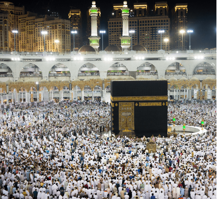 La Kaaba en La Meca rodeada de musulmanes representando la importancia de la Qibla