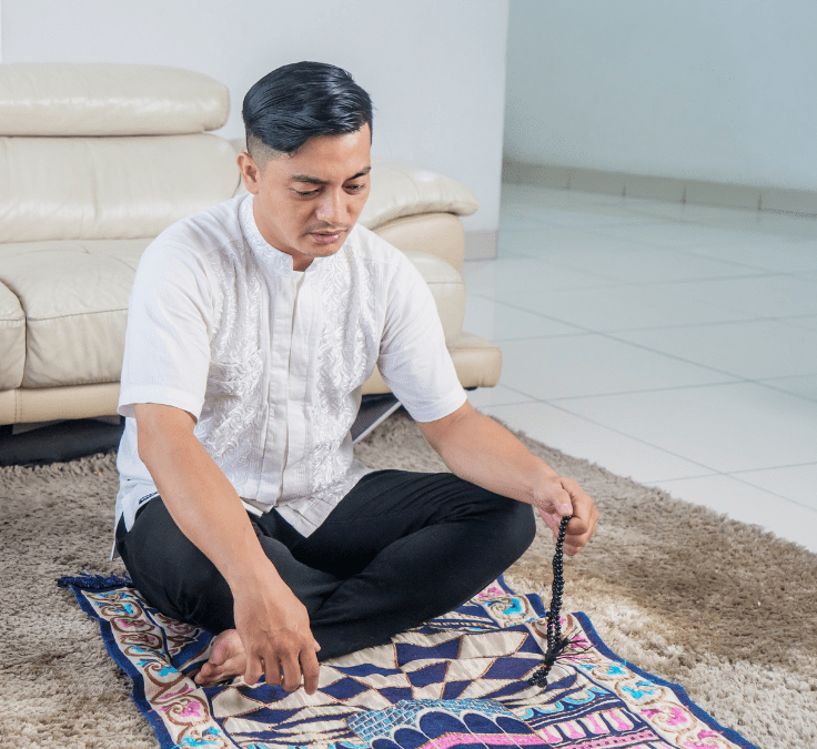 Hombre arrodillado realizando dhikr en posición de oración