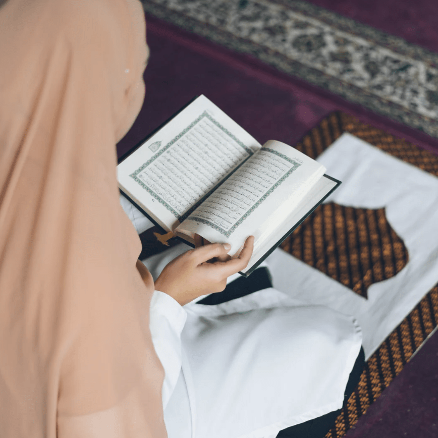 Mujer musulmana leyendo la traducción del Qurán
