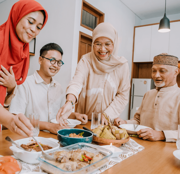 Familia musulmana rompiendo el ayuno en Ramadán representando el Sawm y la espiritualidad