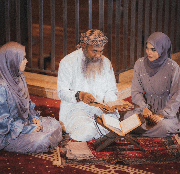 Dos mujeres pronunciando la Shahada junto a un imam en una mezquita