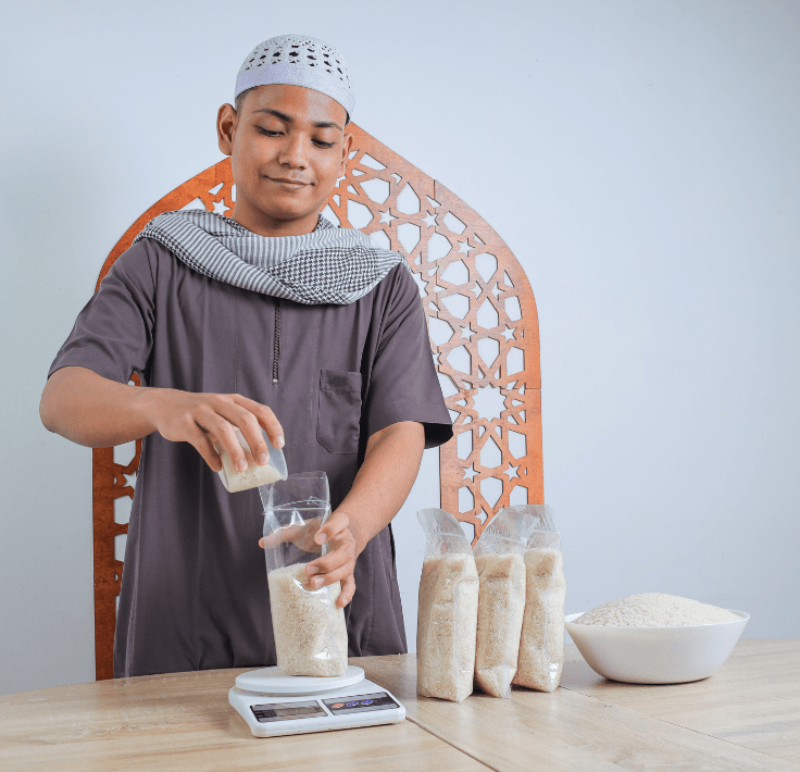Hombre musulmán pesando y calculando arroz para distribuir como Zakat