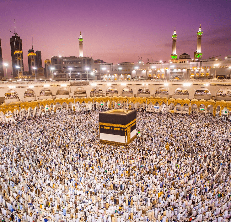 Vista aérea de la Kaaba en La Meca al atardecer representando el Adhān