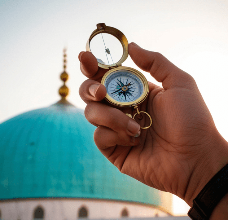 Mano sosteniendo una brújula con la cúpula de una mezquita al fondo para encontrar la Qibla