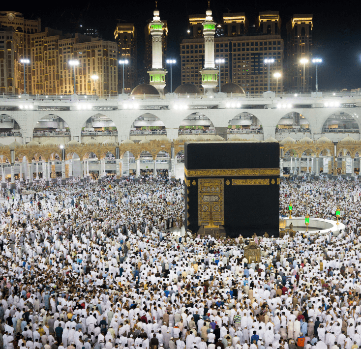 La Kaaba en La Meca rodeada de musulmanes representando la importancia de la Qibla