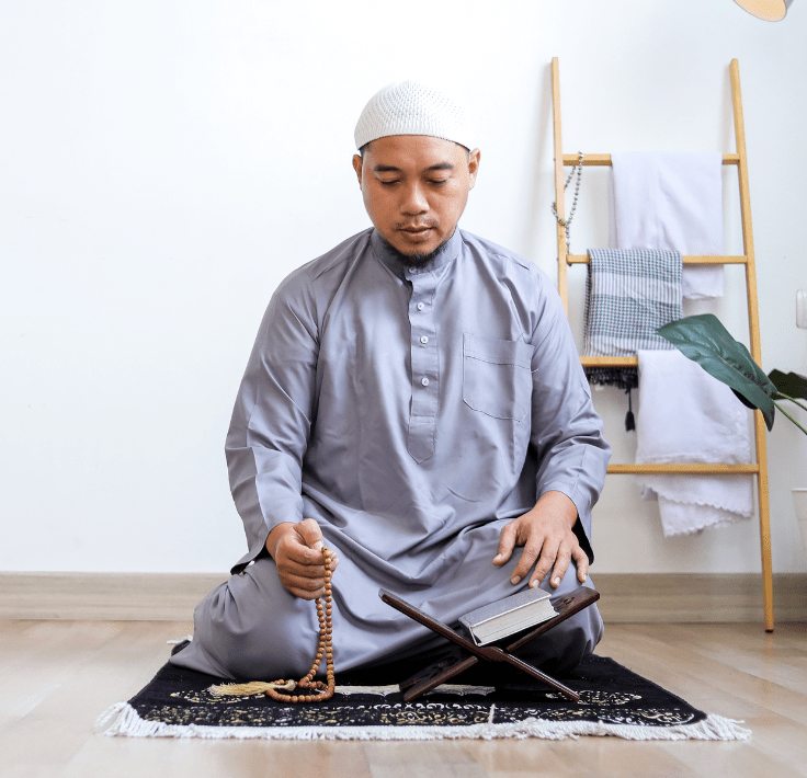 Hombre realizando dhikr después del Salat en una mezquita