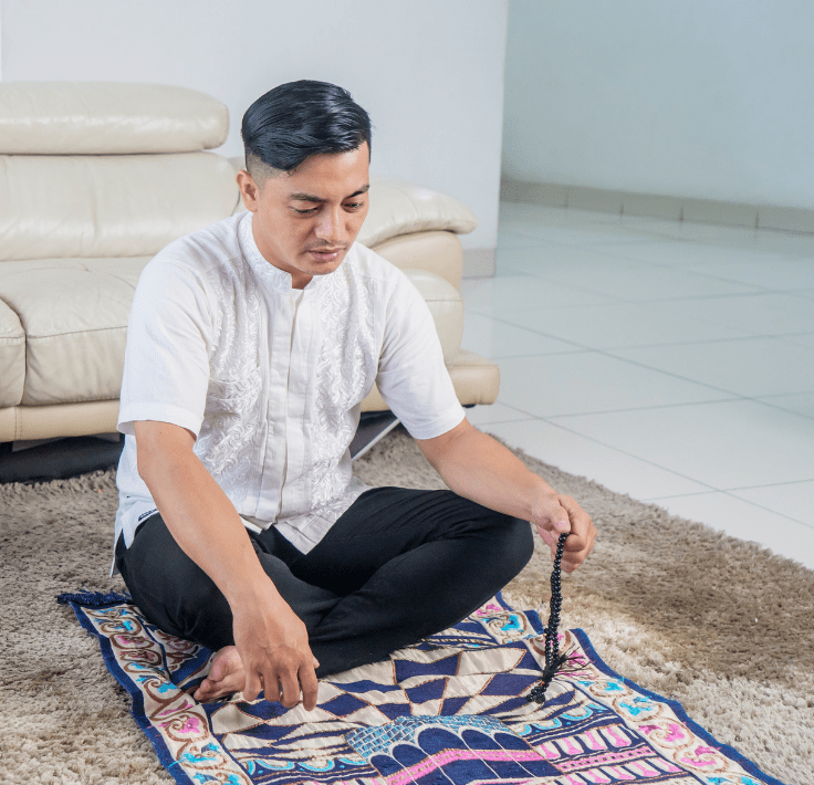 Hombre arrodillado realizando dhikr en posición de oración