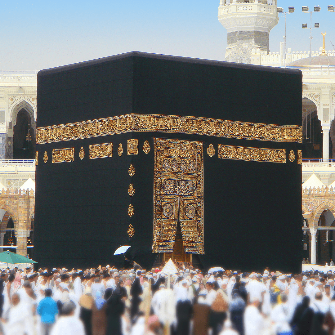 Peregrinos musulmanes realizando el Hajj alrededor de la Kaaba en La Meca.