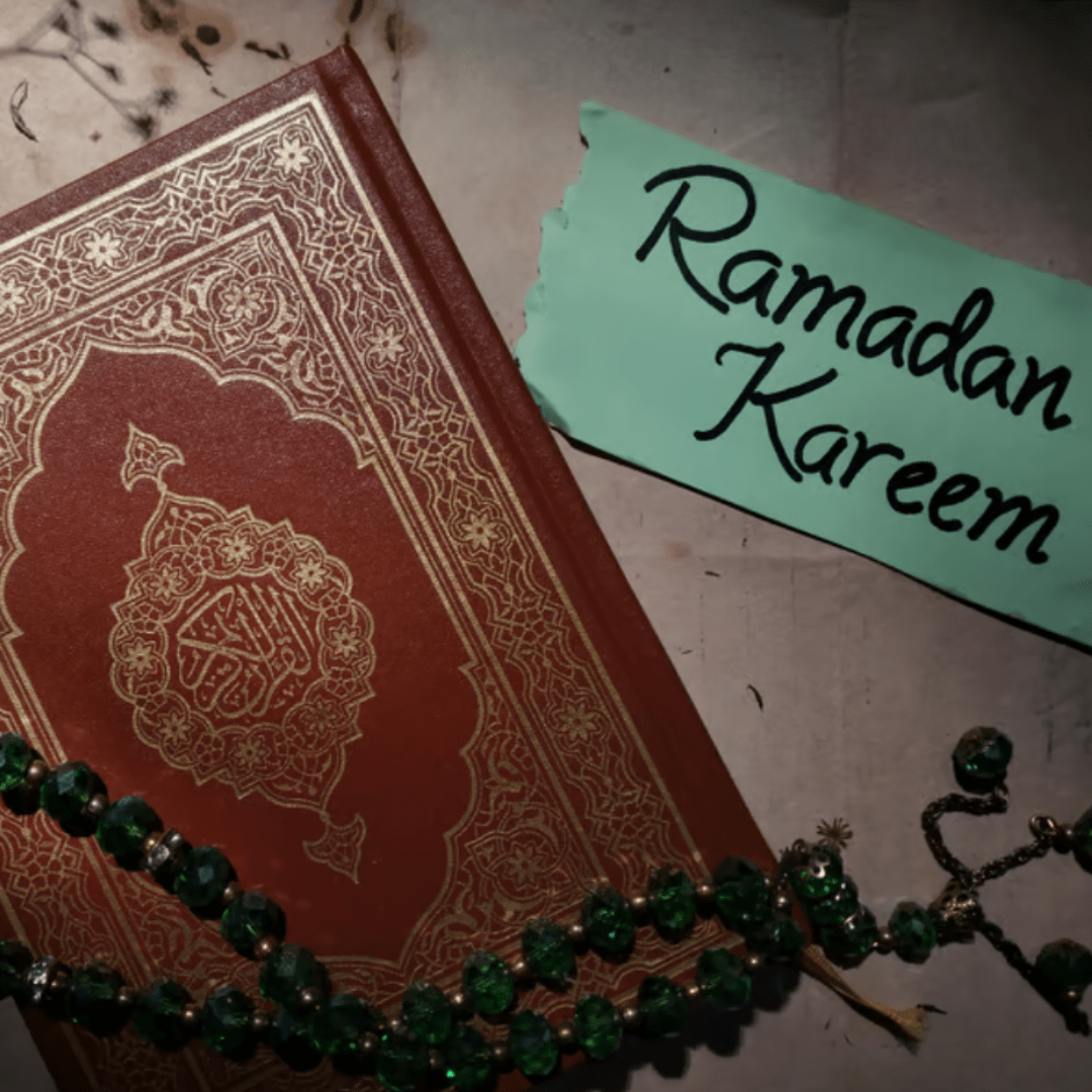 Qur’an junto al mensaje Ramadán Karim durante el mes de Ramadán